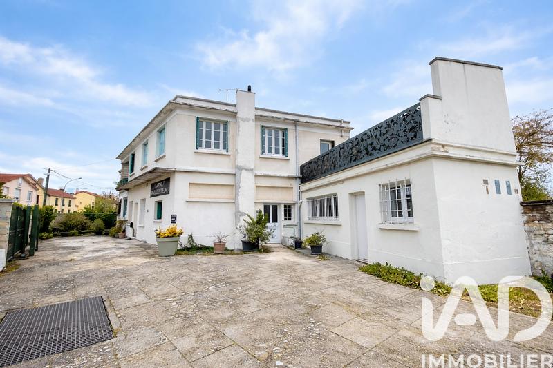 Maison - 250 m² - 8 pièces