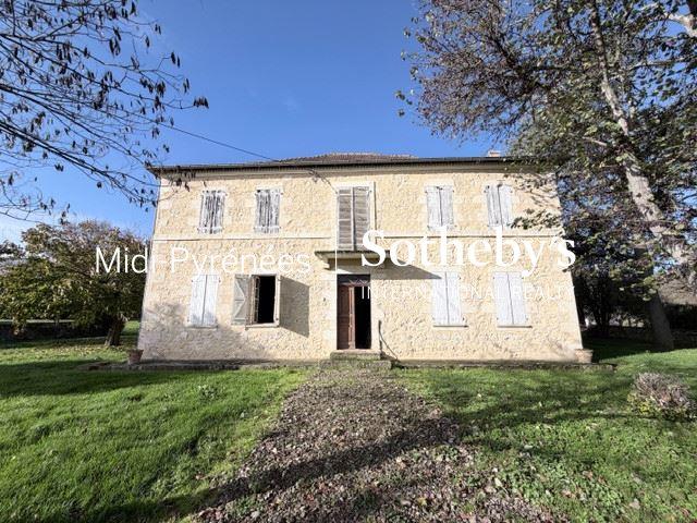 Maison - 280 m² - 8 pièces