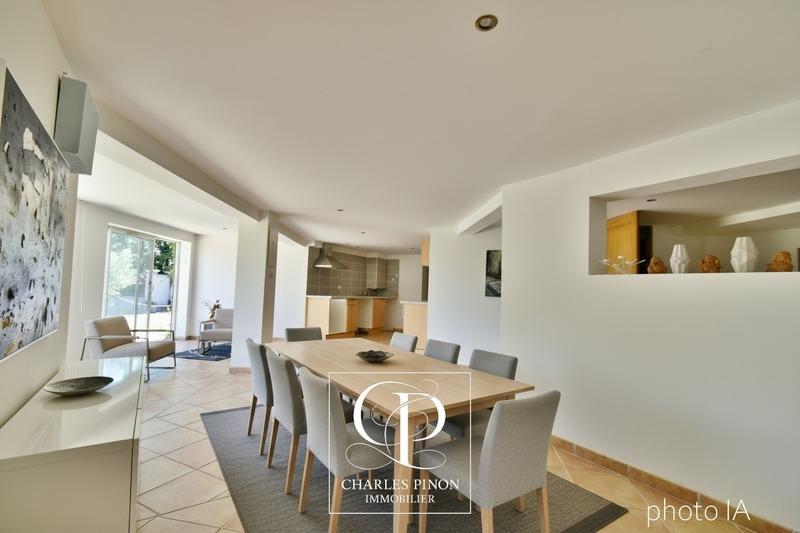 Villa - 289 m² - 9 pièces