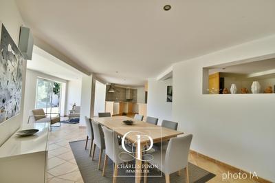 Villa - 289 m² - 9 pièces