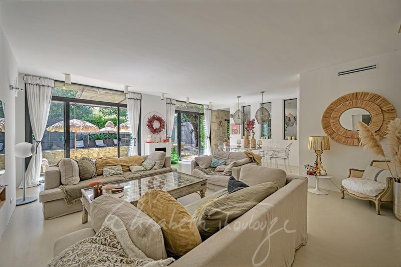 Maison - 220 m² - 6 pièces