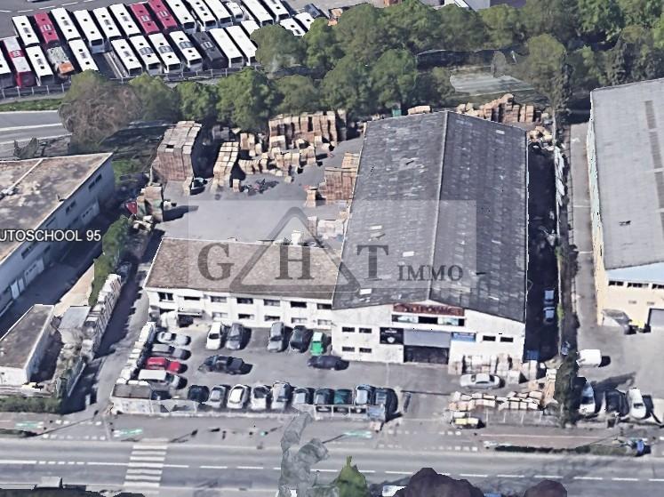 Entrepôt - 1 700 m²