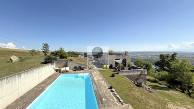 Maison - 241 m² - 8 pièces