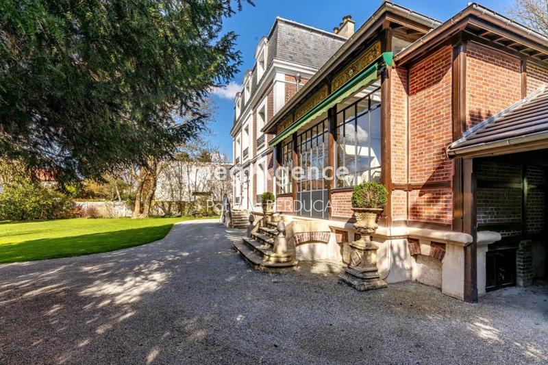 Maison - 300 m² - 12 pièces