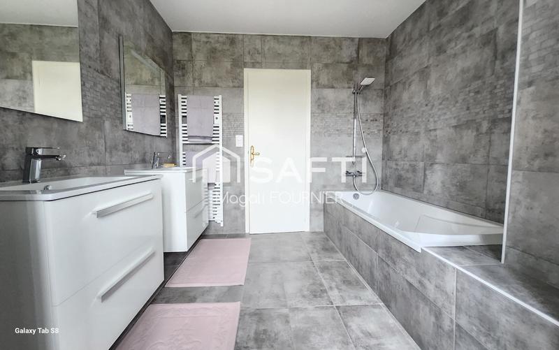 Maison - 230 m² - 9 pièces