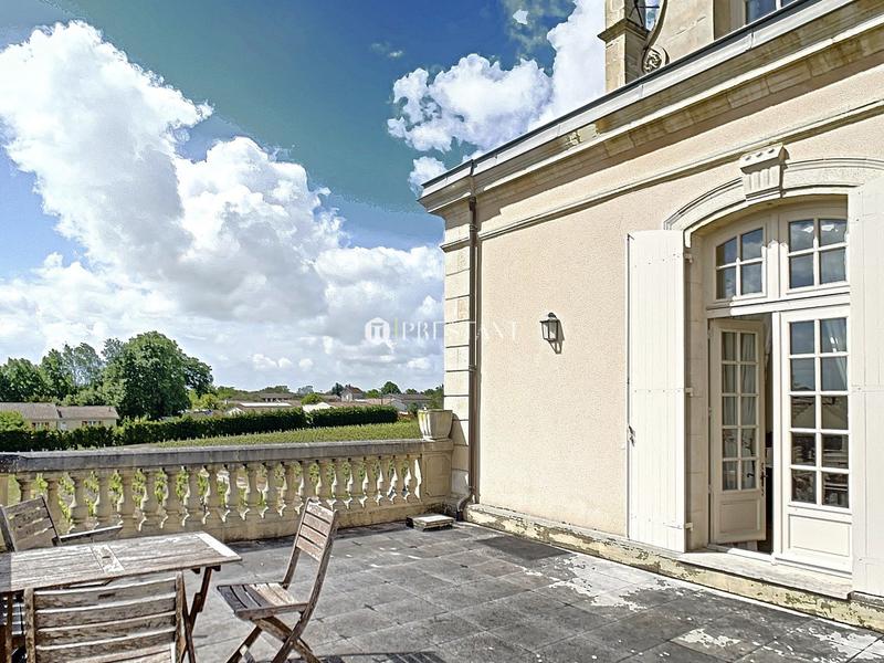 Maison - 675 m² - 11 pièces