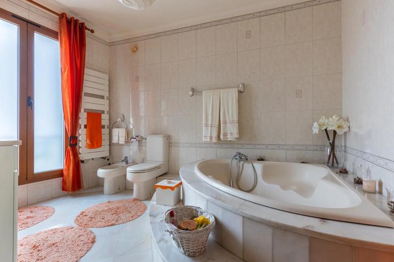 Maison - 220 m² - 6 pièces