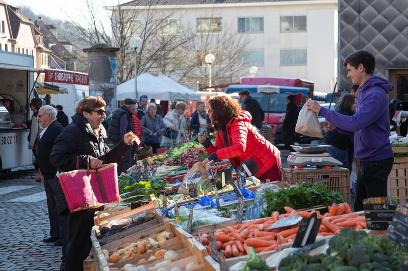 Marché hebdomadaire textile et alimentaire