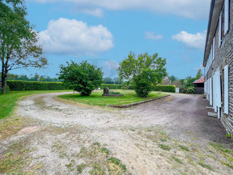 Maison - 280 m² - 9 pièces