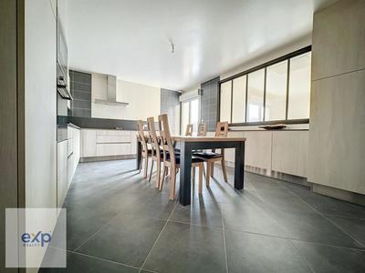 Maison - 235 m² - 10 pièces