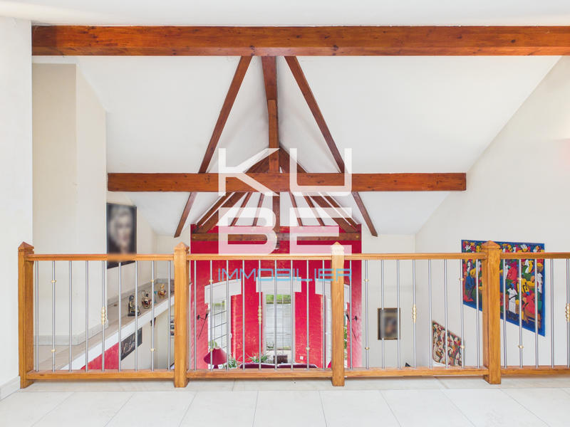 Maison - 220 m² - 8 pièces
