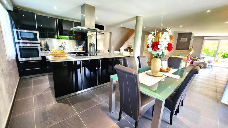 Maison - 221 m² - 5 pièces