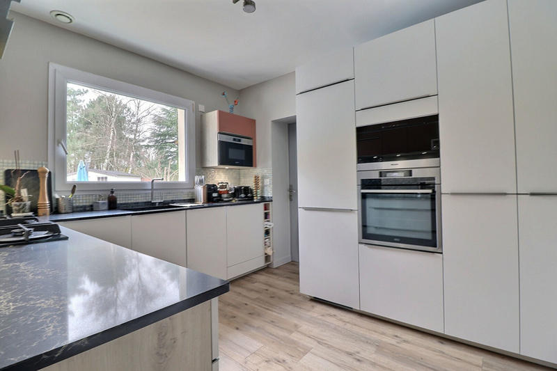 Maison - 239 m² - 8 pièces