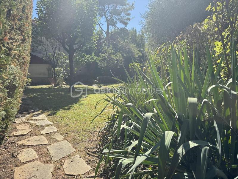 Maison - 225 m² - 12 pièces