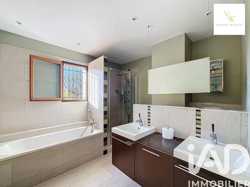 Maison - 220 m² - 12 pièces