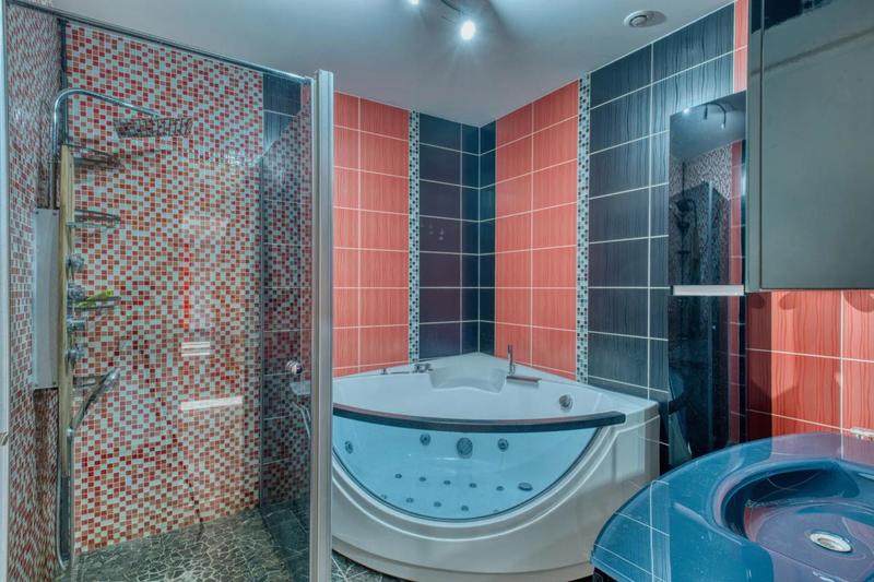 Maison - 270 m² - 9 pièces