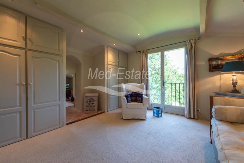 Villa - 242 m² - 8 pièces