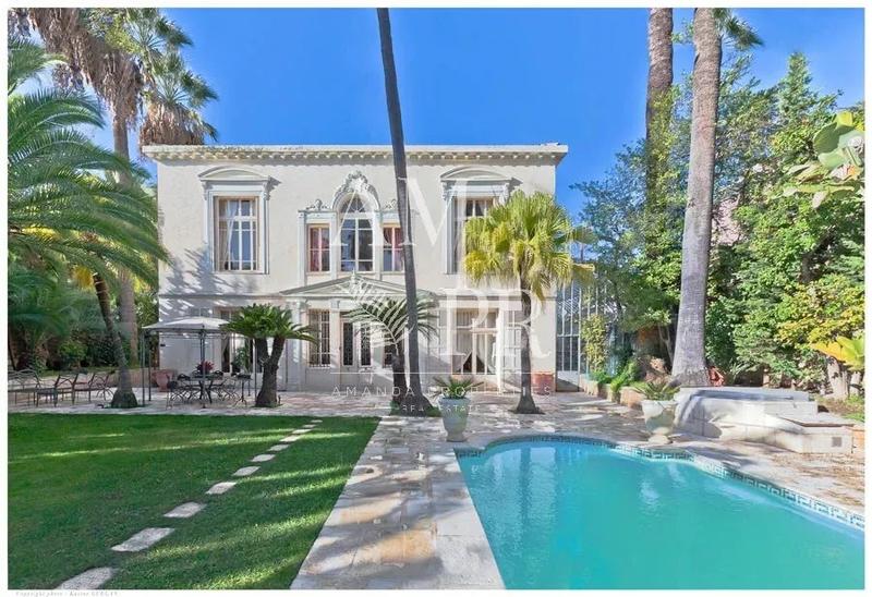 Villa - 300 m² - 10 pièces