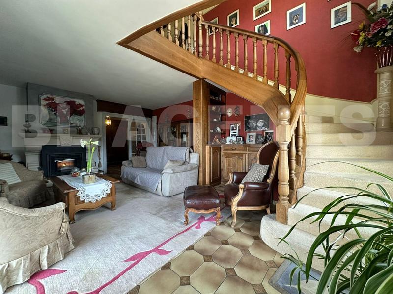 Maison - 270 m² - 8 pièces