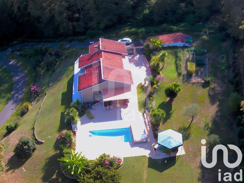 Maison - 210 m² - 7 pièces