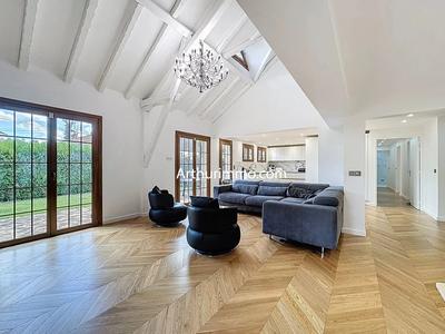 Maison - 232 m² - 9 pièces