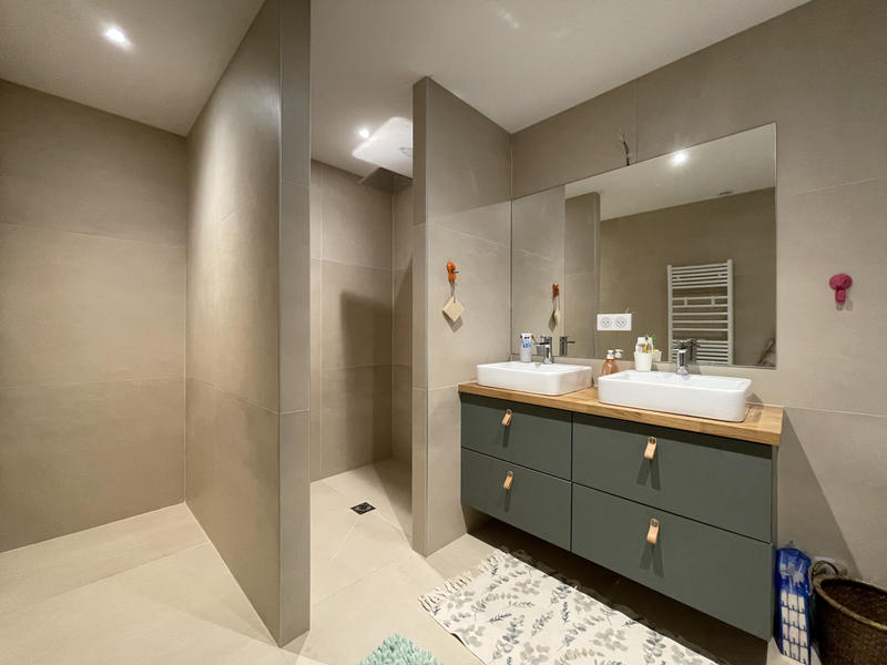 Maison - 241 m² - 8 pièces