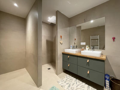 Maison - 241 m² - 8 pièces