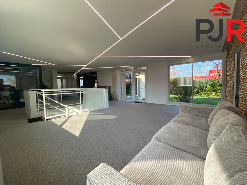 Bureau - 617 m²