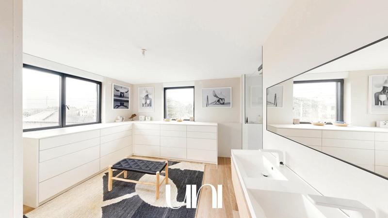 Maison - 210 m² - 6 pièces