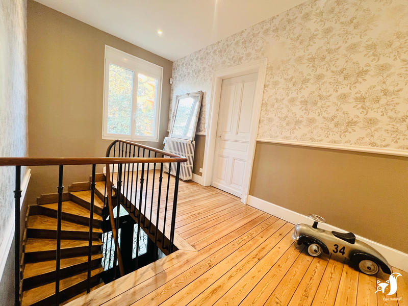 Maison - 275 m² - 8 pièces