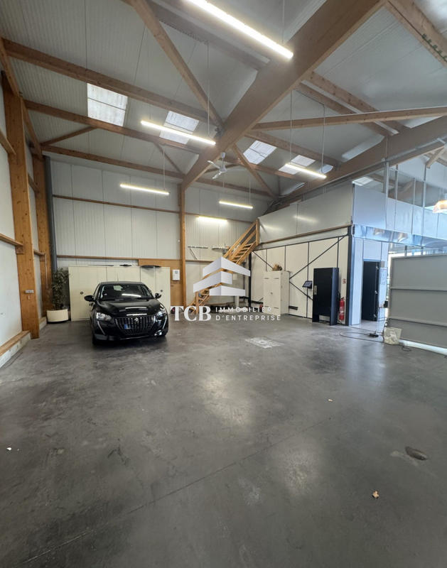 Local d'activités - 198 m²