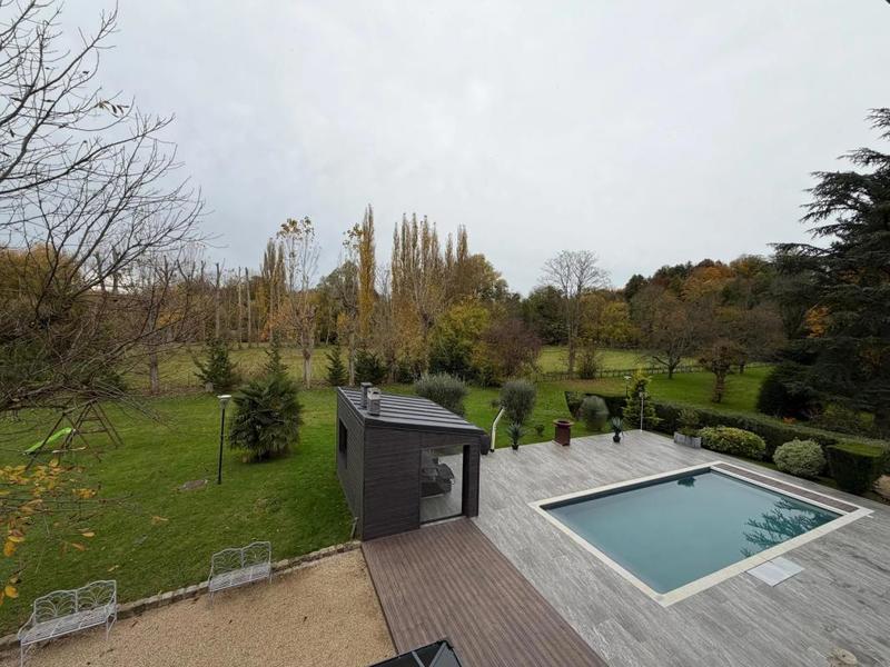 Maison - 230 m² - 8 pièces