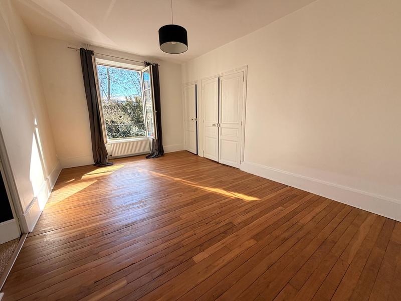 Maison - 300 m² - 7 pièces