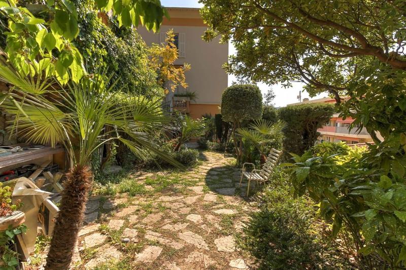 Maison - 230 m² - 8 pièces