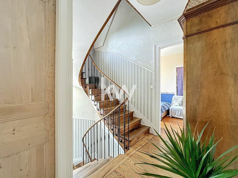 Maison - 250 m² - 10 pièces