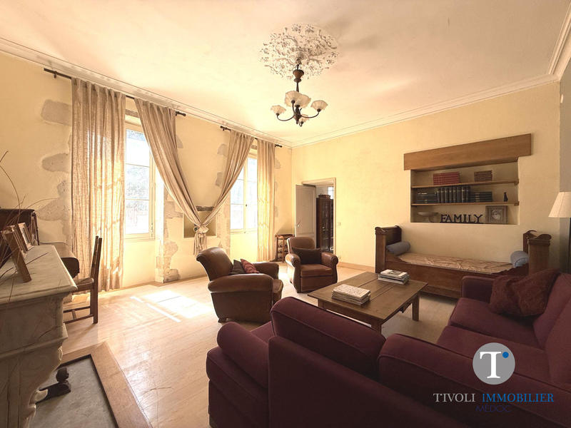 Maison traditionnelle - 234 m² - 8 pièces