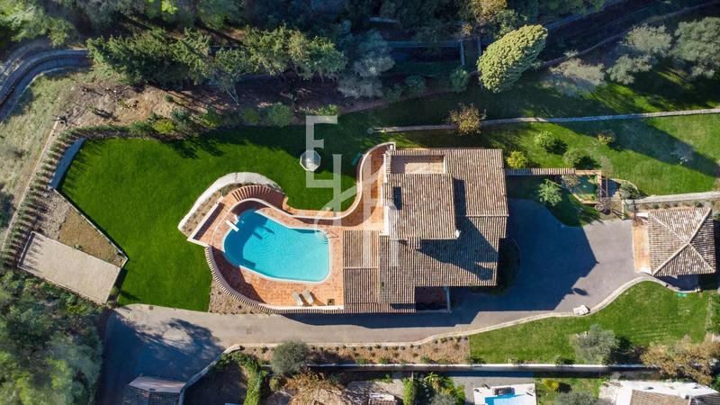 Villa - 416 m² - 6 pièces