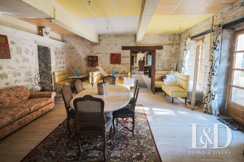 Maison - 1 200 m² - 26 pièces