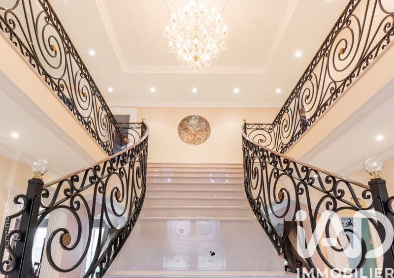 Maison - 740 m² - 15 pièces