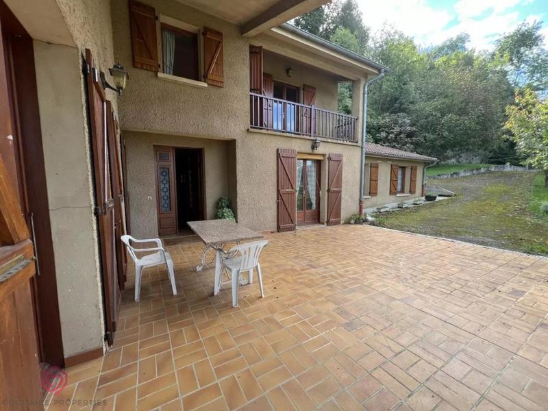 Maison - 221 m² - 8 pièces