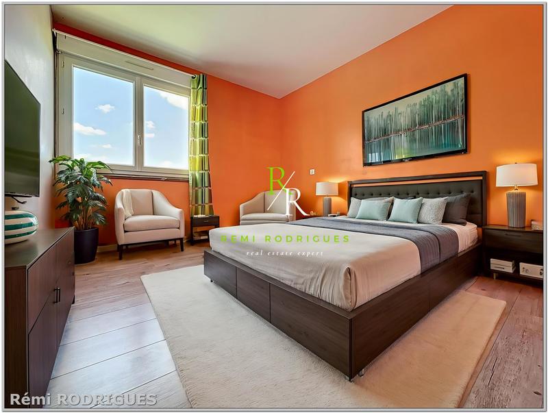 Maison - 213 m² - 9 pièces