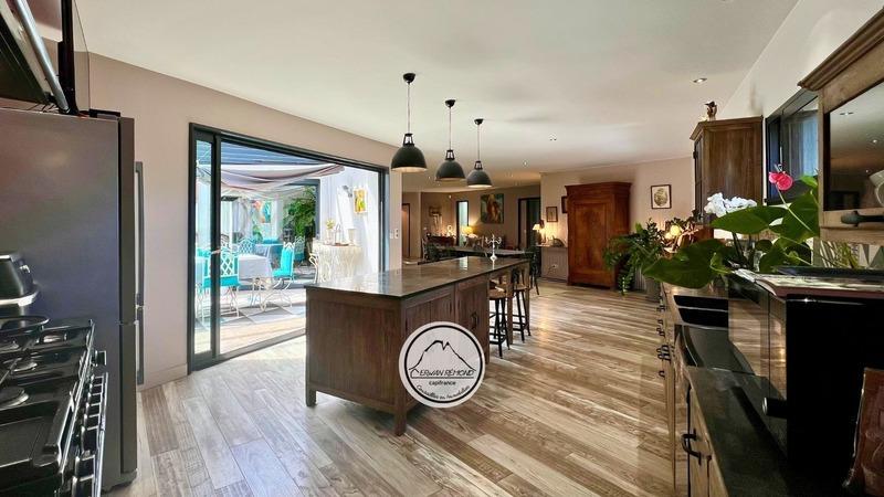 Maison - 212 m² - 6 pièces