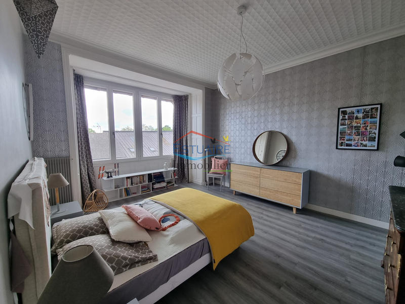 Maison - 239 m² - 10 pièces