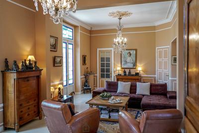 Maison - 413 m² - 10 pièces