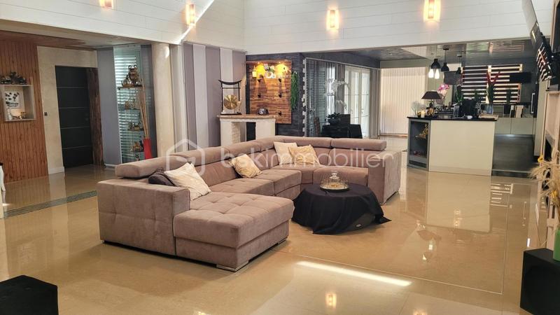 Maison - 239 m² - 8 pièces