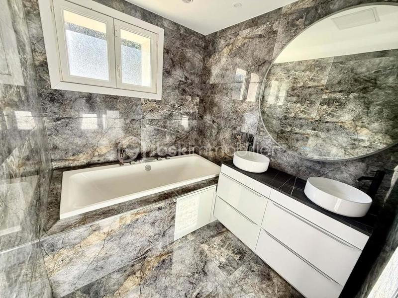 Propriété - 195 m² - 9 pièces