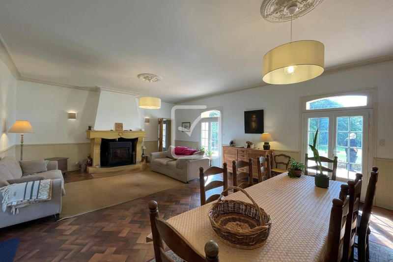Propriété - 218 m² - 10 pièces