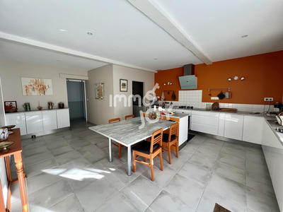 Propriété - 240 m² - 7 pièces