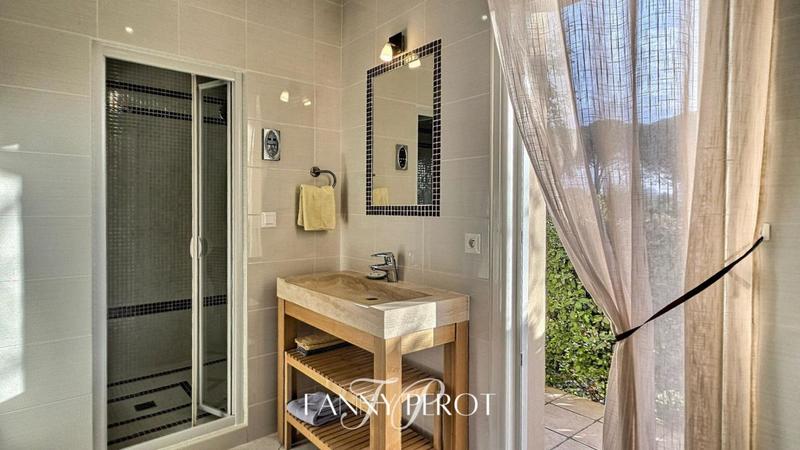 Maison - 220 m² - 6 pièces