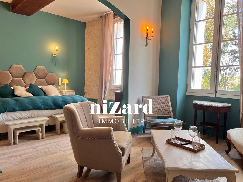 Propriété - 1 840 m² - 40 pièces